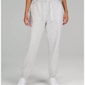 Lululemon Scuba High-Rise Relaxed Jogger
Full Length Size 2